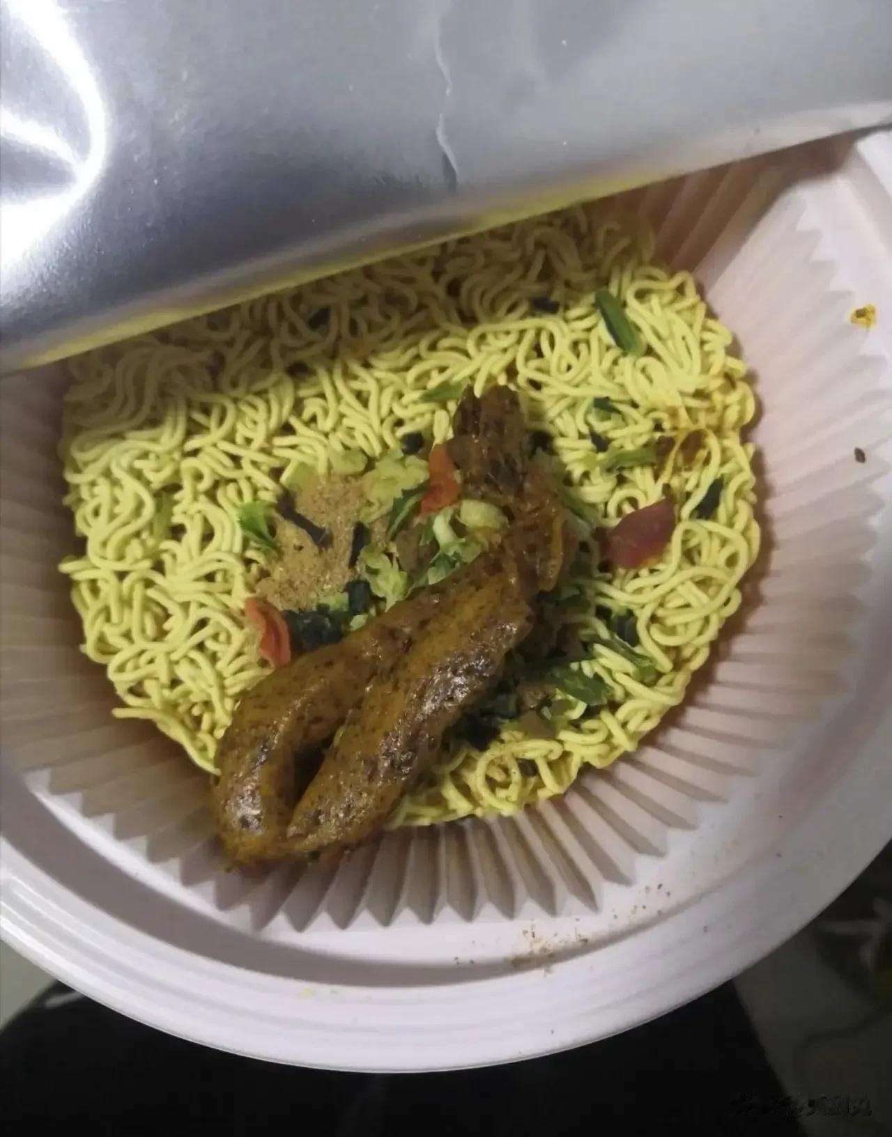 饿得不行了，想泡桶面吃，一顿操作下来，这泡面突然就不香了[泪奔]