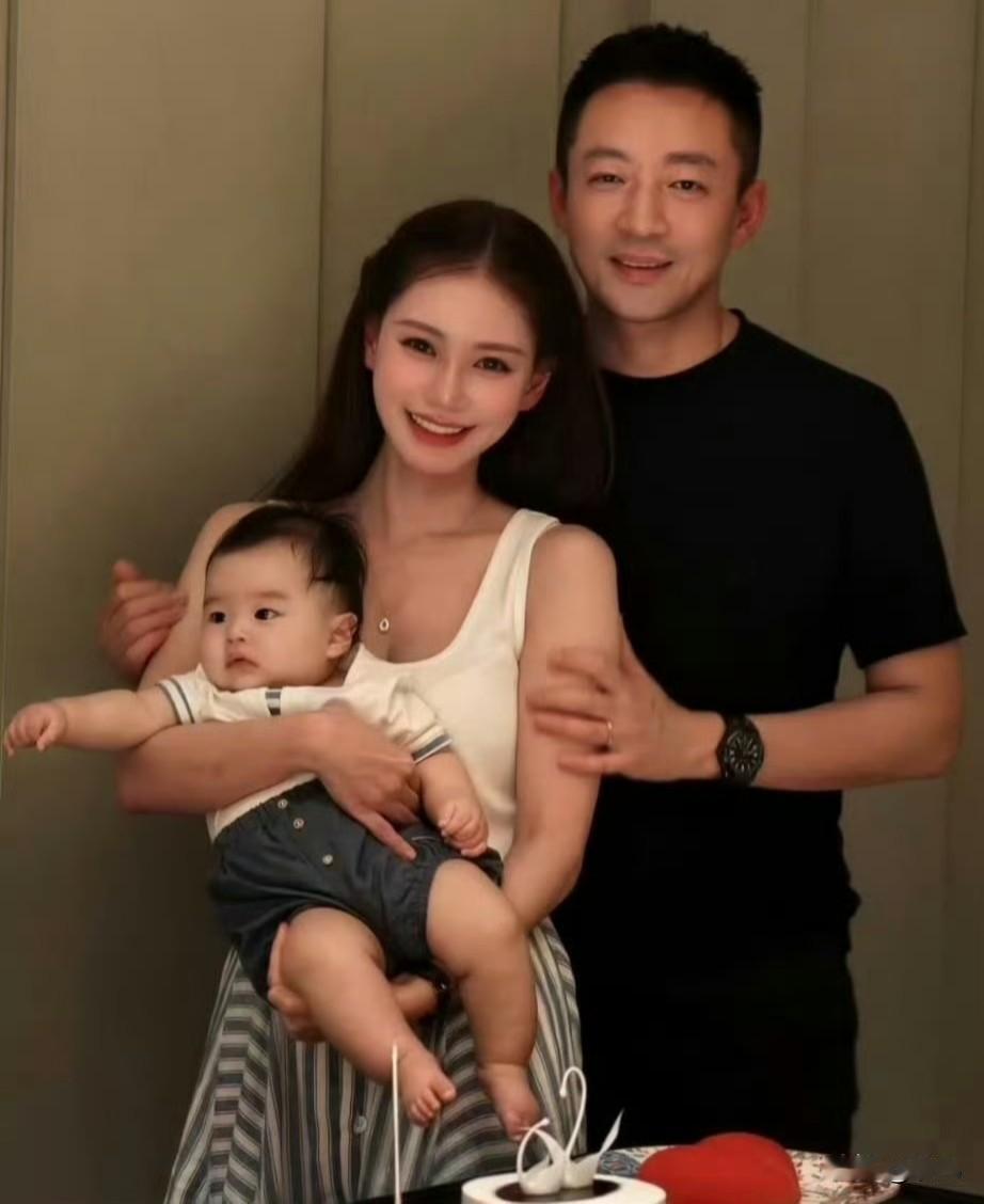 最大赢家马筱梅晒一家三口


马筱梅34岁生日，晒一家三口照，宝宝养得很好，长得