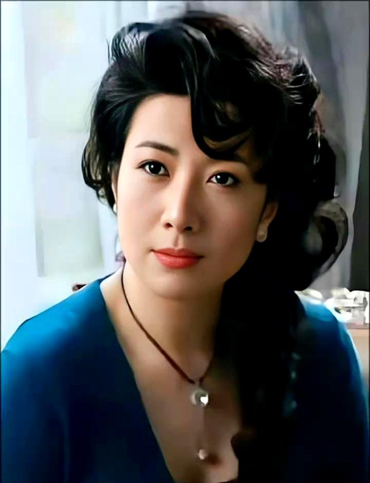 她是一位演技与颜值俱佳的国家一级演员，
 

面对那些递过来的“机会”，她只是摆