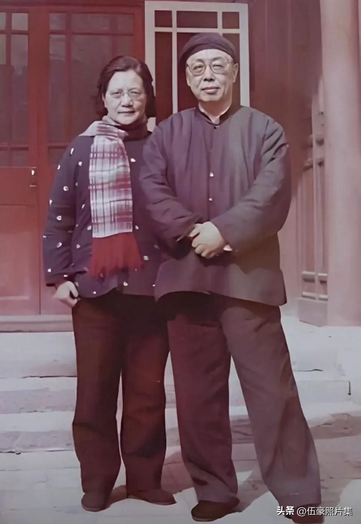 上世纪六十年中期，著名剧作家田汉和夫人安娥在北京细管胡同9号家门前的合影。早在1