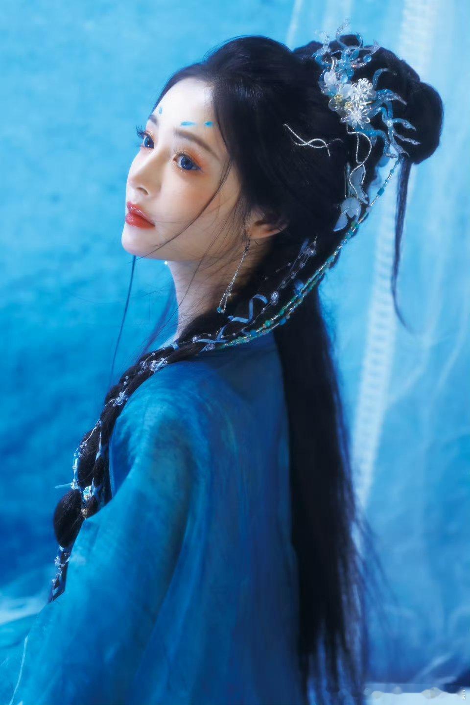 周洁琼这一抬眸神性拉满了周洁琼[超话]我不允许还有人没看过周洁琼这套造型，真的是