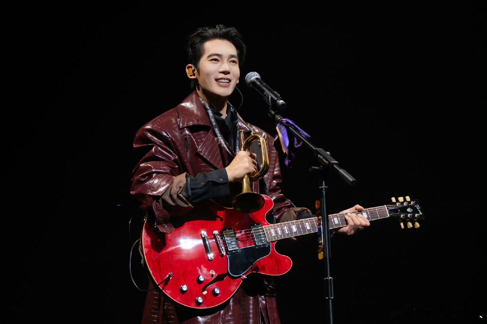 于适成都舞台坐唱夕阳之歌于适成都坐唱夕阳之歌好松弛 于适成都坐唱夕阳之歌好松弛，