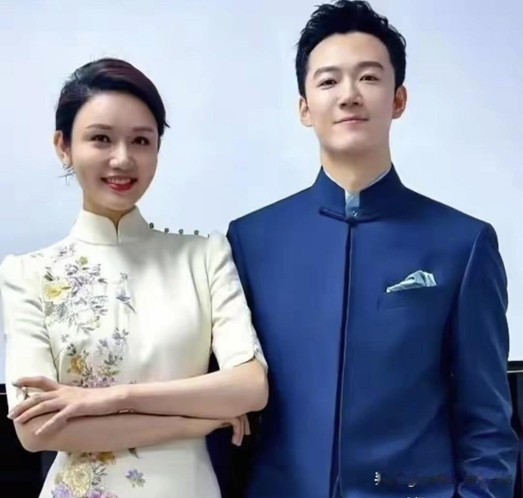 说实话，龙洋的颜值在央视主持人里面不算高的，没有李七月和刘芳菲长得美，但她的台风