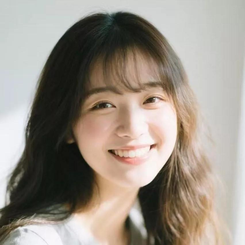 笑颜如花绽，眉目似星辉。她笑靥如花 仍然笑靥如花 缘于笑靥如花 我笑靥如花 待你