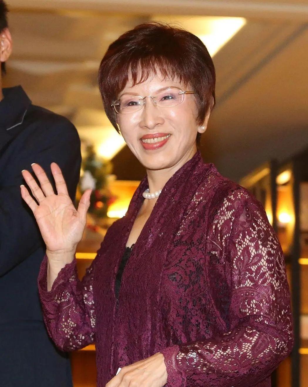 2019年，中国国民党前主席洪秀柱访问山西汾酒集团的时候，题字：汾酒必喝，分久必