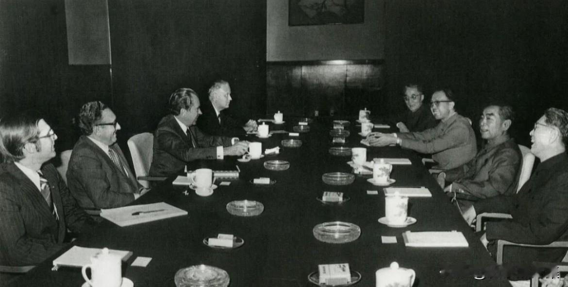 1972年2月，总理周恩来与美国总统理查德·尼克松在北京举行历史性会谈的场景。照