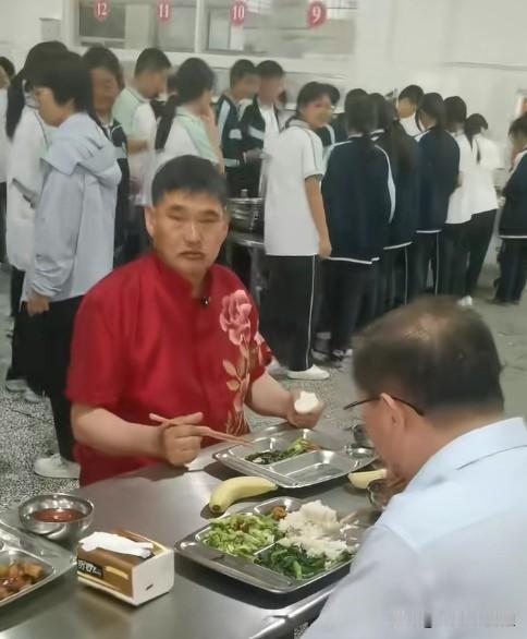 餐盘见修养！大衣哥食堂用餐吃光饭菜，言传身教胜过课堂说教。
农民歌手朱之文走进徐