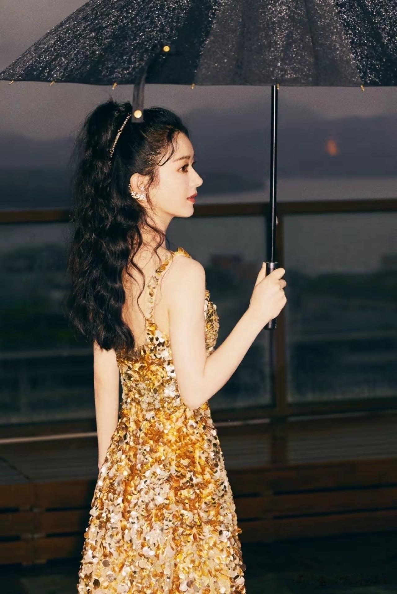 要我说啊，赵丽颖那套闪钻长裙的造型，真的是绝美，狠狠戳中我的审美了！

你看她穿