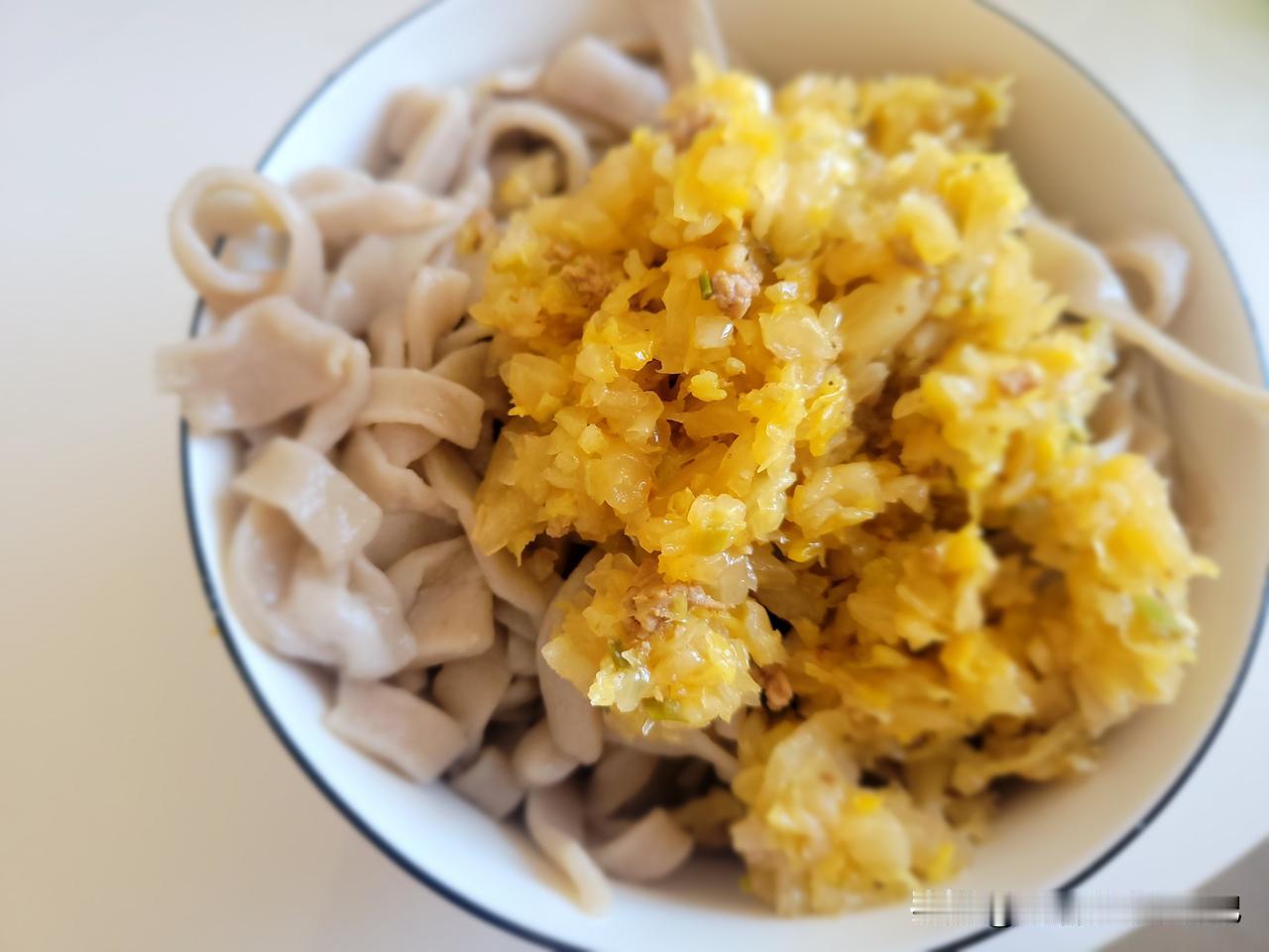 今天周末，偷个懒吃两顿饭。早午饭合并吃，手擀的荞麦面面条。用荞麦面和白面两掺。