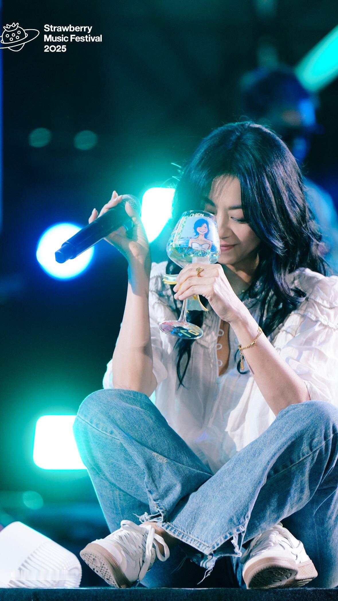 陈绮贞我们一起喝酒吧 🥂 ​​​