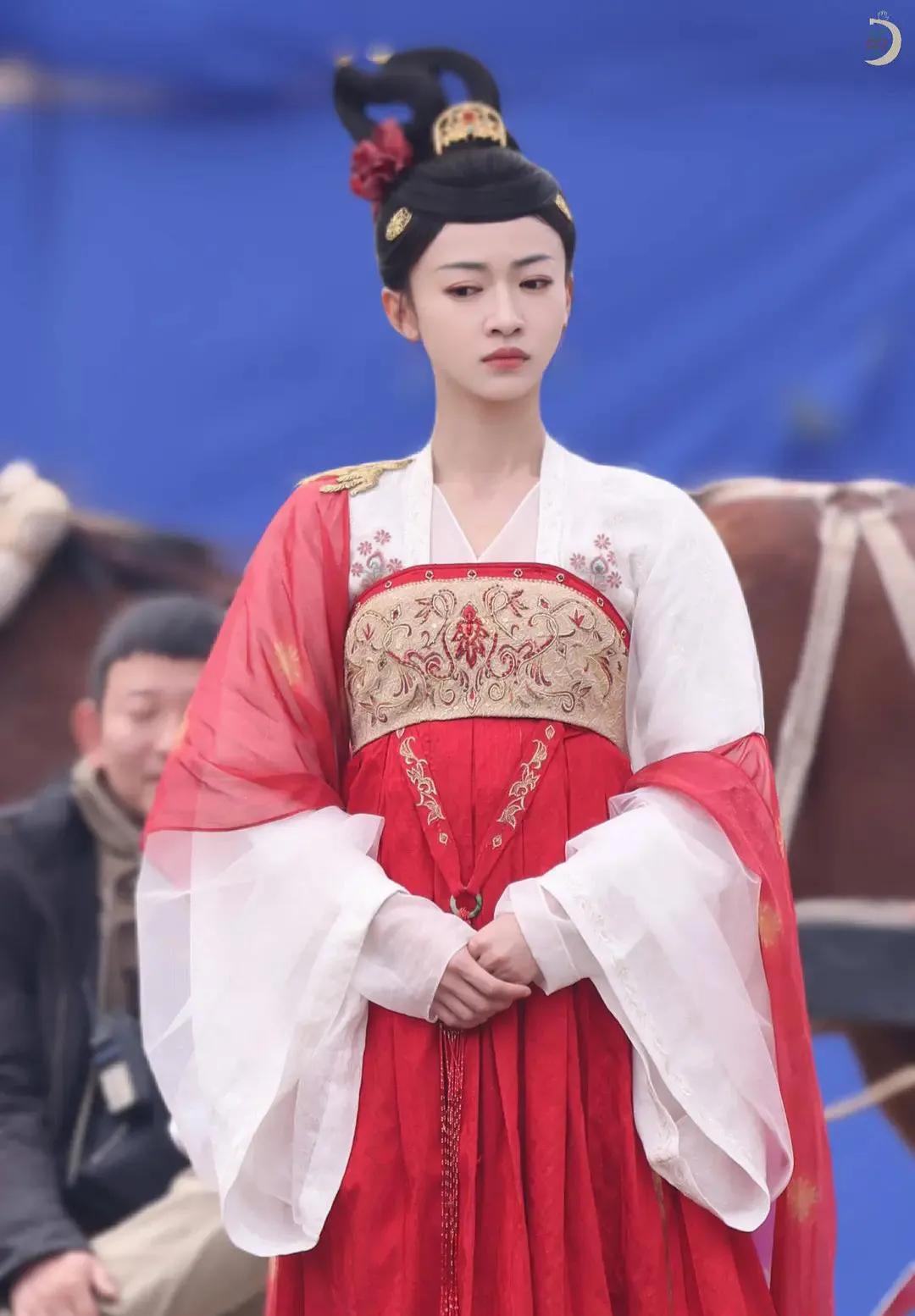 吴谨言新剧《春花厌》开机,路透造型被嘲，其实挺好看的啊。能不能再翻红一次，就看这