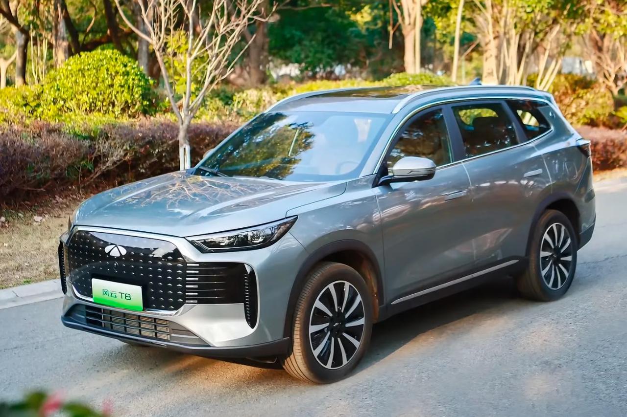 风云T8这台混动SUV，开上手就会觉得很贴合普通家庭的日常。市区里面跑用电行驶，