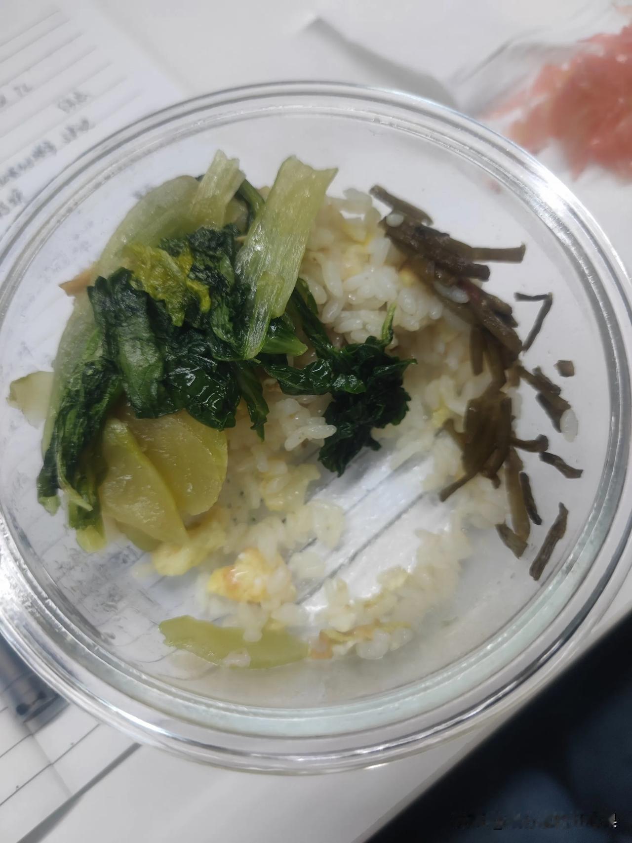 能猜出来我这小菜是什么吗？

不是平常的白菜雪菜哦，而是山芋藤的杠子～

国庆的