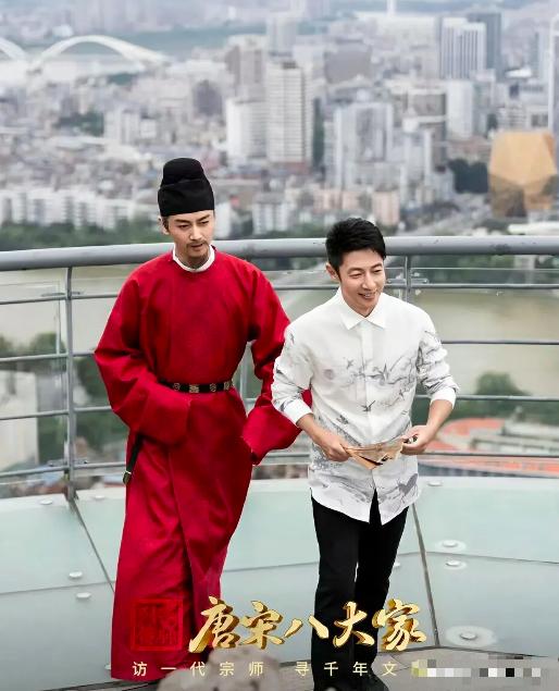 以前觉得陈晓的颜值并不算惊为天人，顶多算是不丑，人也没有营销中的那么帅气，但是看