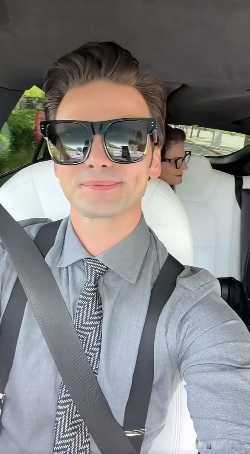 阿迪接到女儿凯莉了，刮了胡子戴着墨镜开着特斯拉，带着妈妈和小凯莉又可以出去玩了。