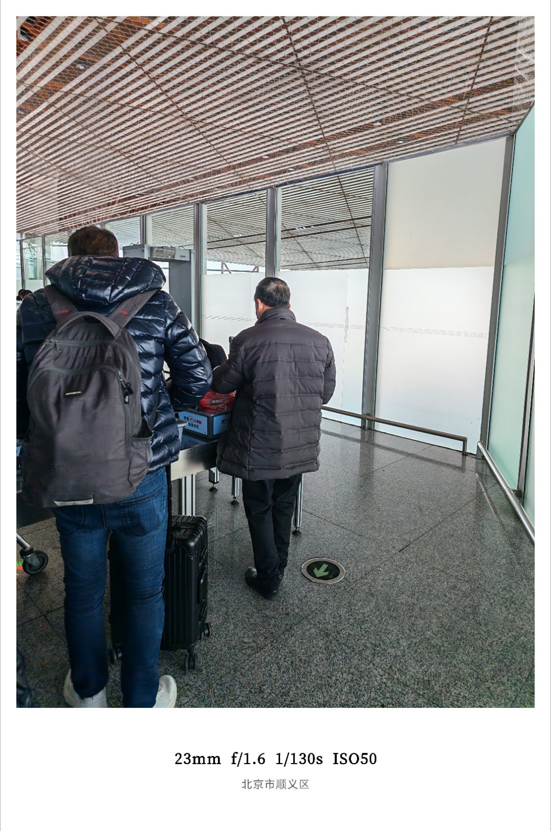 国航快线在首都机场本来有一个独立的安检通道最近在空闲的时候也开始接一点「私活」导