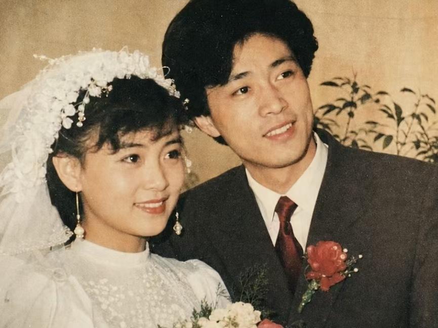 一组跨越39年的夫妻对比照，戳中无数人内心！
1987年照相馆定格初见模样，妻子
