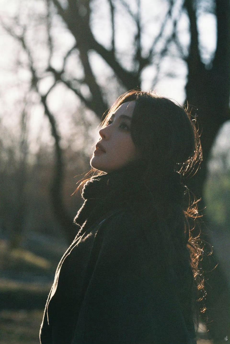 那张这组图，完完全全有种文艺片中凛冽冬日的破碎女主氛围感娜扎你这样我们就有点暧昧