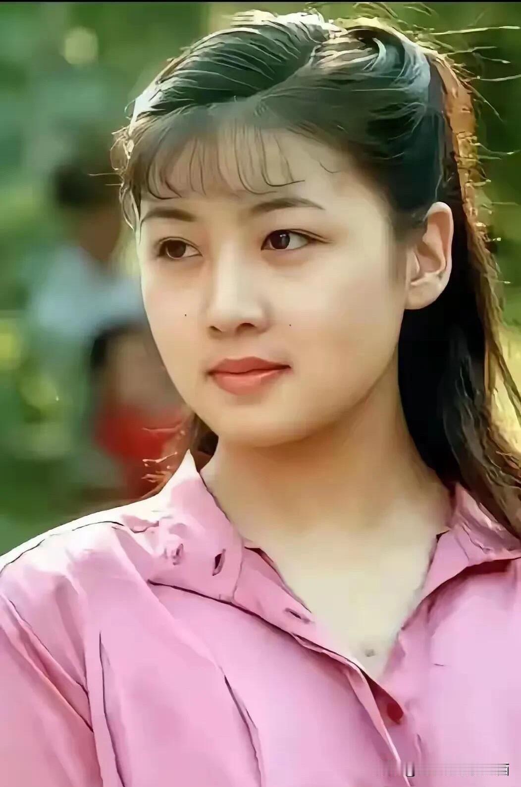 黄梅戏女演员里最漂亮的一位，这颜值和气质真是绝了，就是马兰来了也没有她好看。
