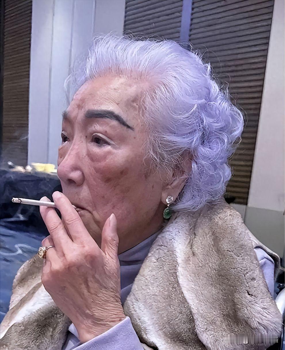 照片中的这个老太太，谁能想到，她现在已经100多岁了，头发的颜色非常的绚丽，眉毛