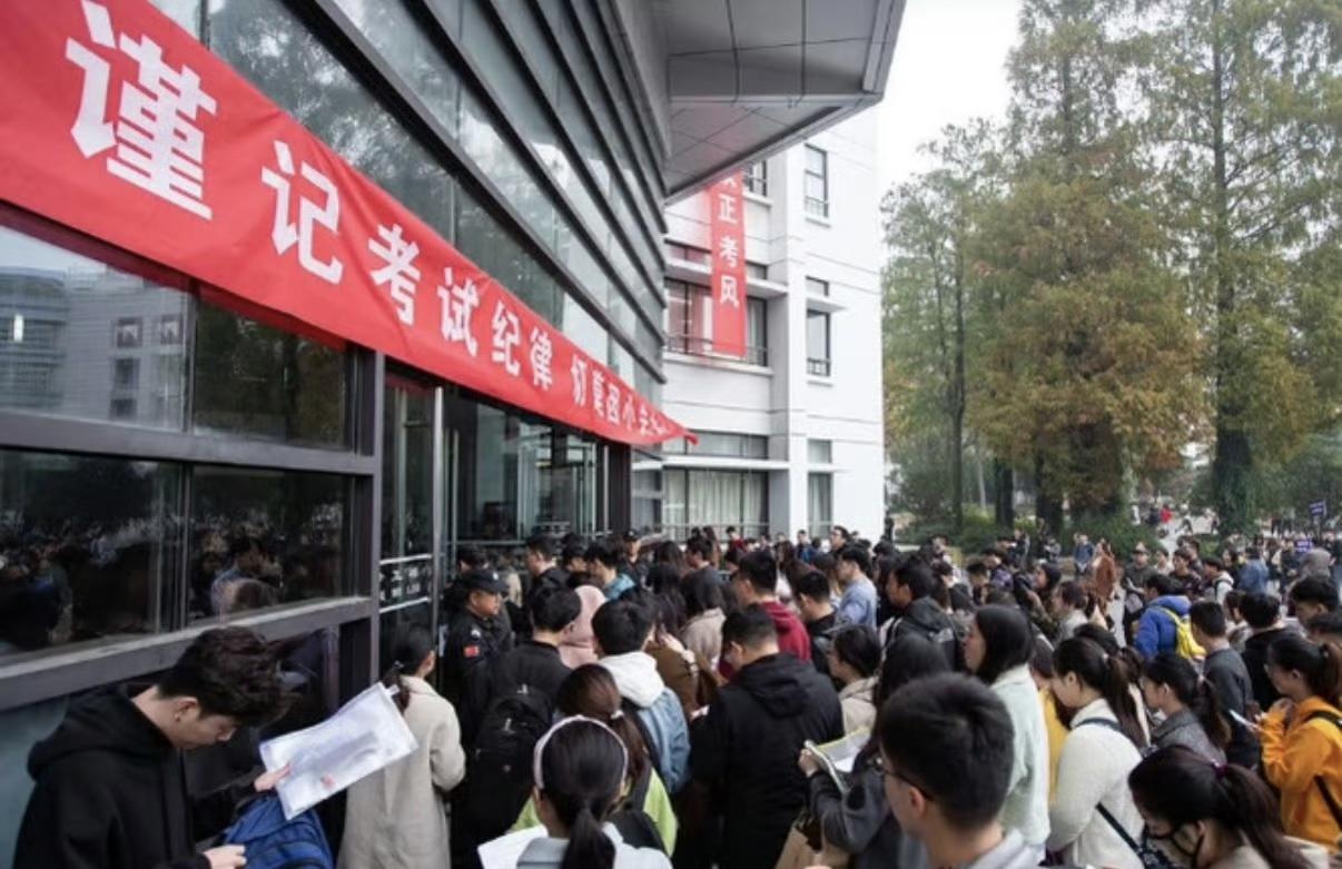 有一对夫妻为了搞点“副业”，在公务员考试报名期间干了件让人咋舌的事儿——他们用买