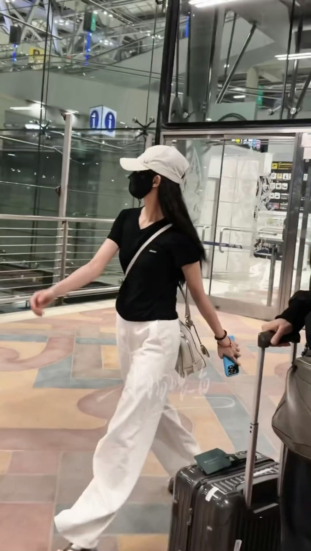 刘浩存单手插兜走路就这一张图，我脑补了一整部电影。