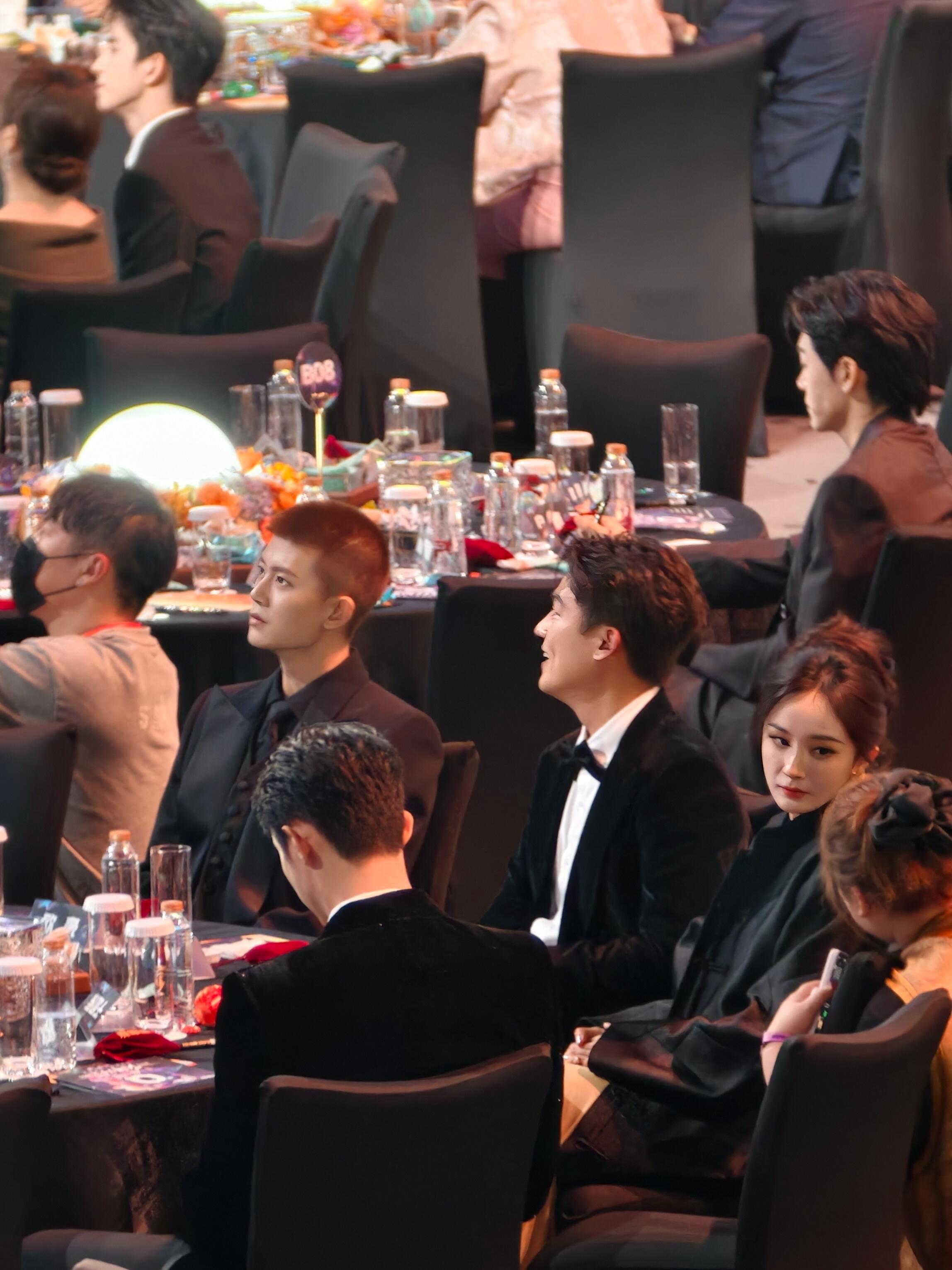 幂姐怎么拍怎么美还有黄sir的背影 