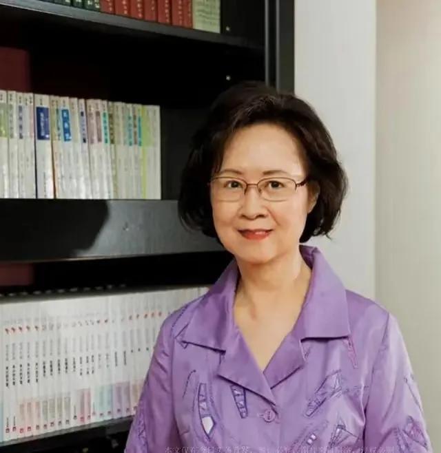 琼瑶的家庭成员，不愧是书香门第


1、老公，平鑫涛，享年92岁，是一位作家，笔