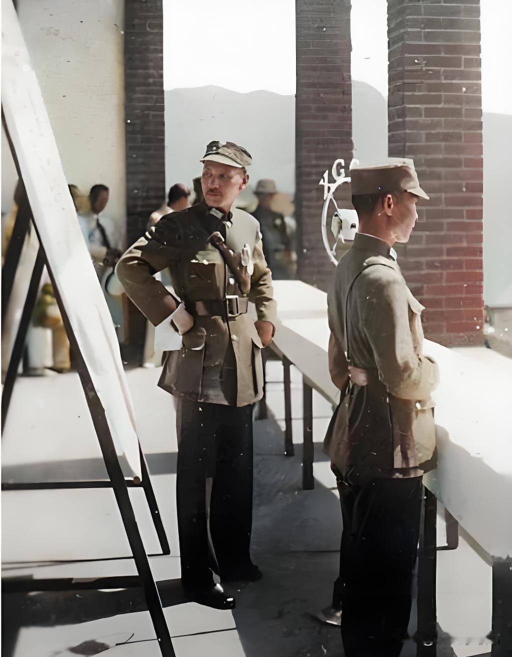 1937年7月，在全国抗战的紧要关头，蒋介石在庐山发表了著名的讲话。当时，他对着