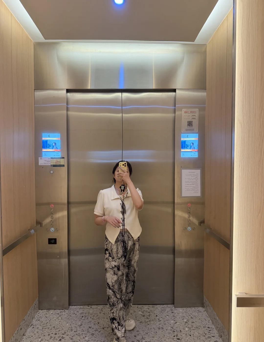 一秒妈咪味儿ootd
爱穿啥穿啥 带娃出门
我累了…想喝酒哈哈哈哈
ootd每日