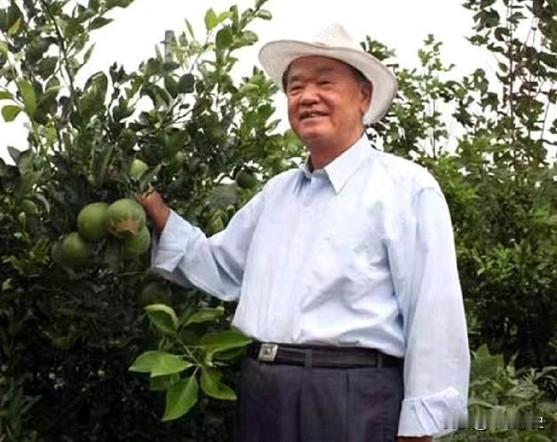 他和毛主席是老乡，还和毛主席是同姓，48岁接替华国锋职务，官至副国级，一生经历无
