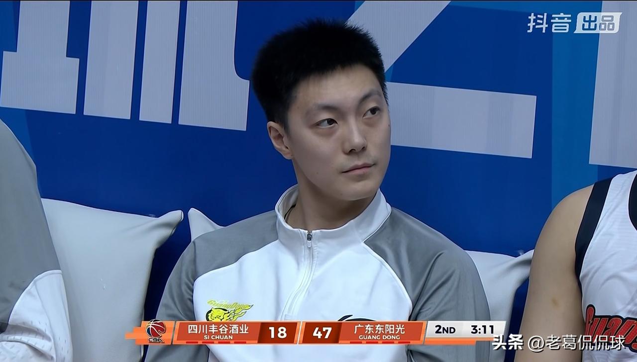 广东东阳光巨星胡明轩真是太尴尬了！在今天广东东阳光客场挑战四川丰谷酒业的比赛中，
