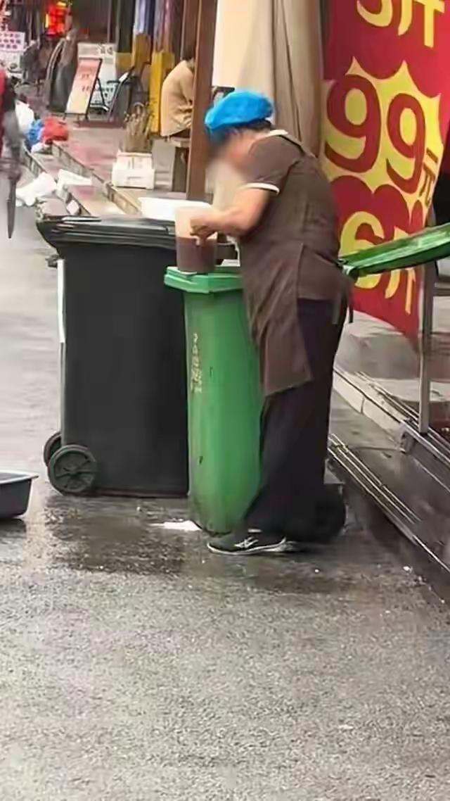 “简直不可思议！”沈阳，一居民路过一家烤鱼店门口，看见烤鱼店员工从门口的垃圾桶里