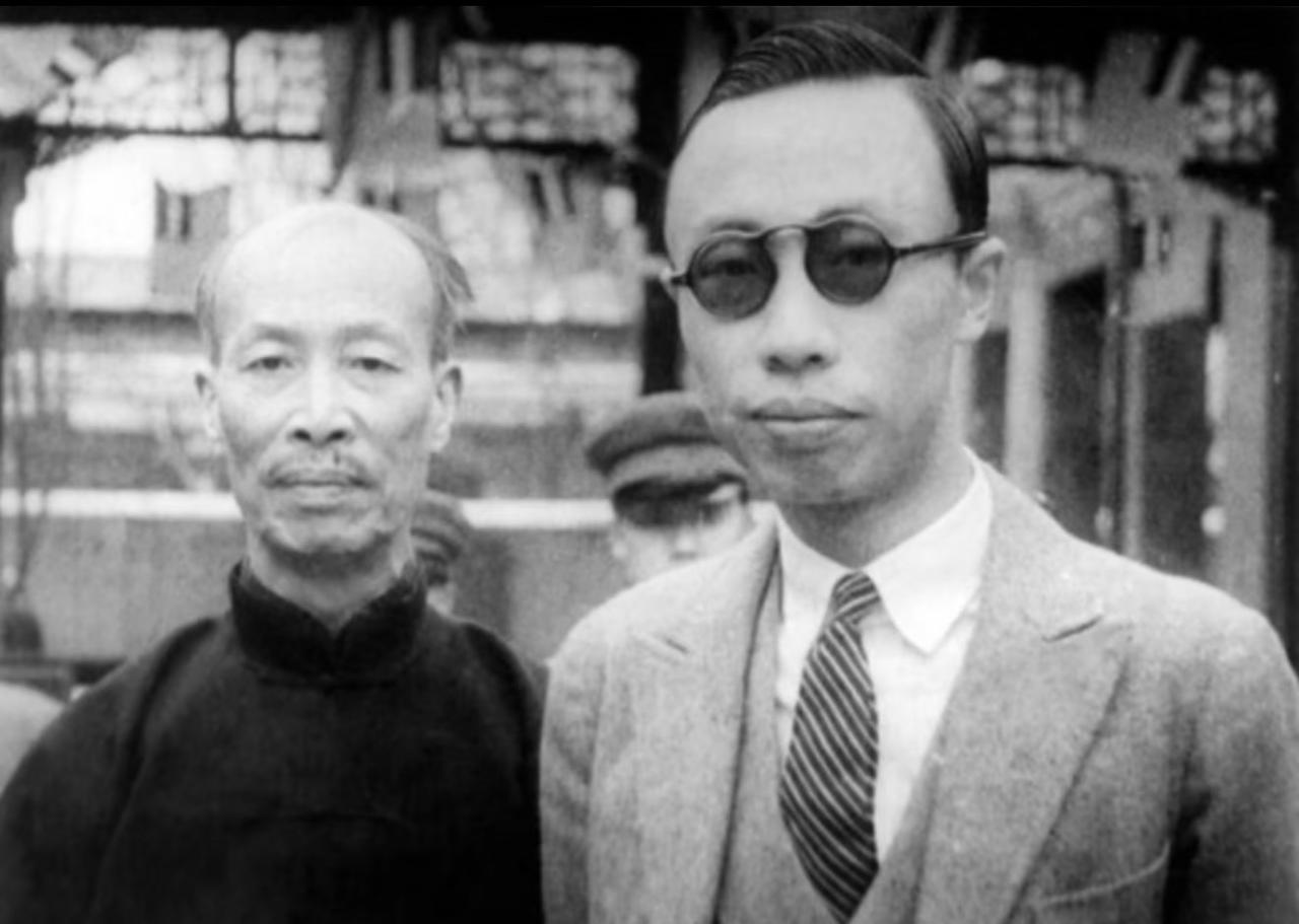 没想到这张老照片里穿西装戴墨镜、活像洋派公子的，居然是末代皇帝溥仪。他身旁穿长衫