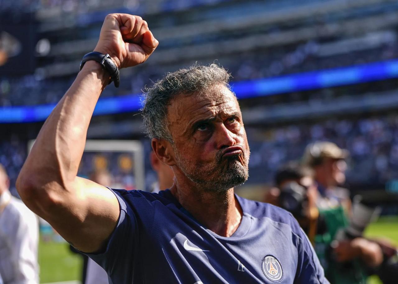 恩里克或最少被禁赛三场，且全球同步执行！
不仅要接受巴黎圣日耳曼0-3输给切尔西