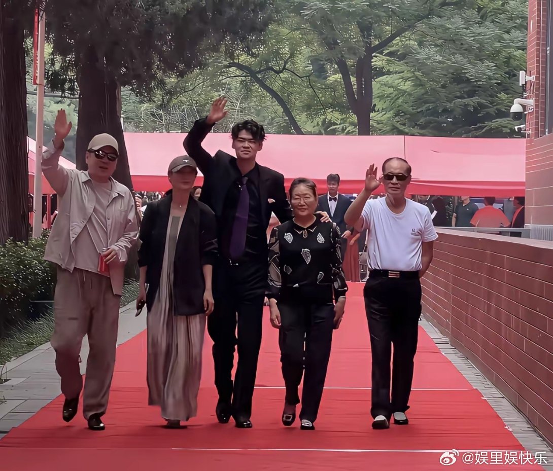 天哪，陈建斌带着儿子走红毯，他儿子19岁，身高接近两米，仿佛巨人一般，比陈建斌都