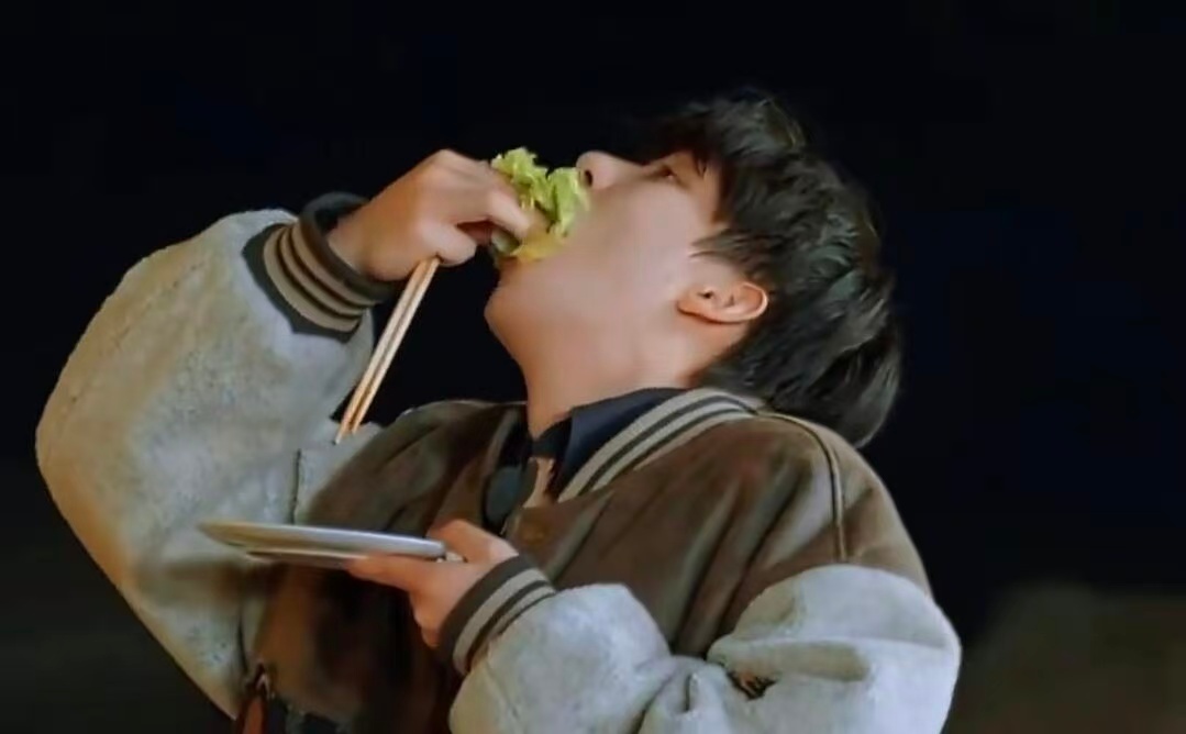 王安宇吃饭好像仓鼠王安宇的干饭画面感染力十足，一开启干饭模式便暴风吸入饭菜，腮帮