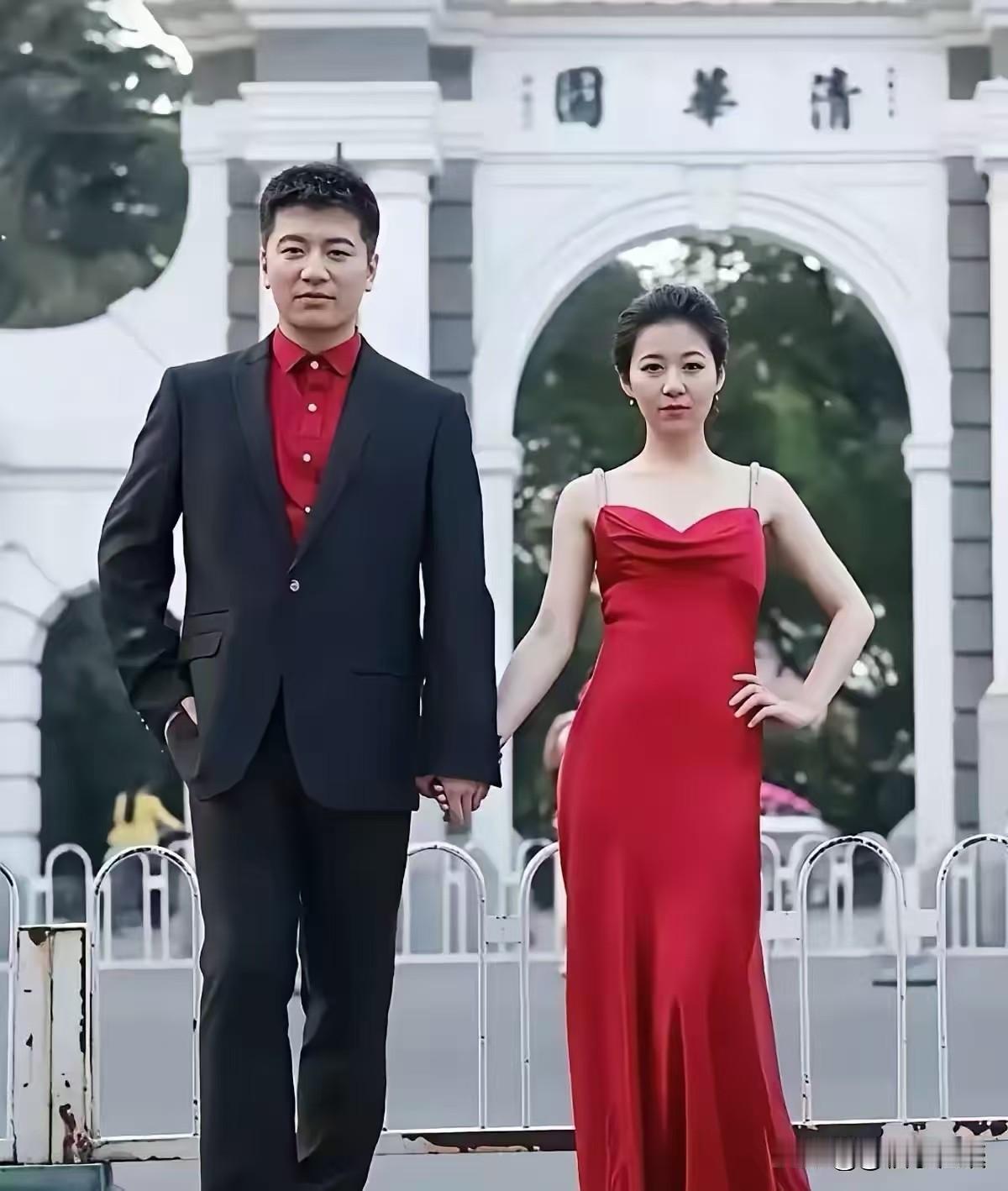 2014年张雪峰和妻子李丽婧在清华大学门口拍了这张结婚照。（注：也有资料记载拍摄