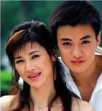 她是李云龙”的老婆，却被身家50亿的温州首富看上，在豪华房车等金钱攻势下，她很快