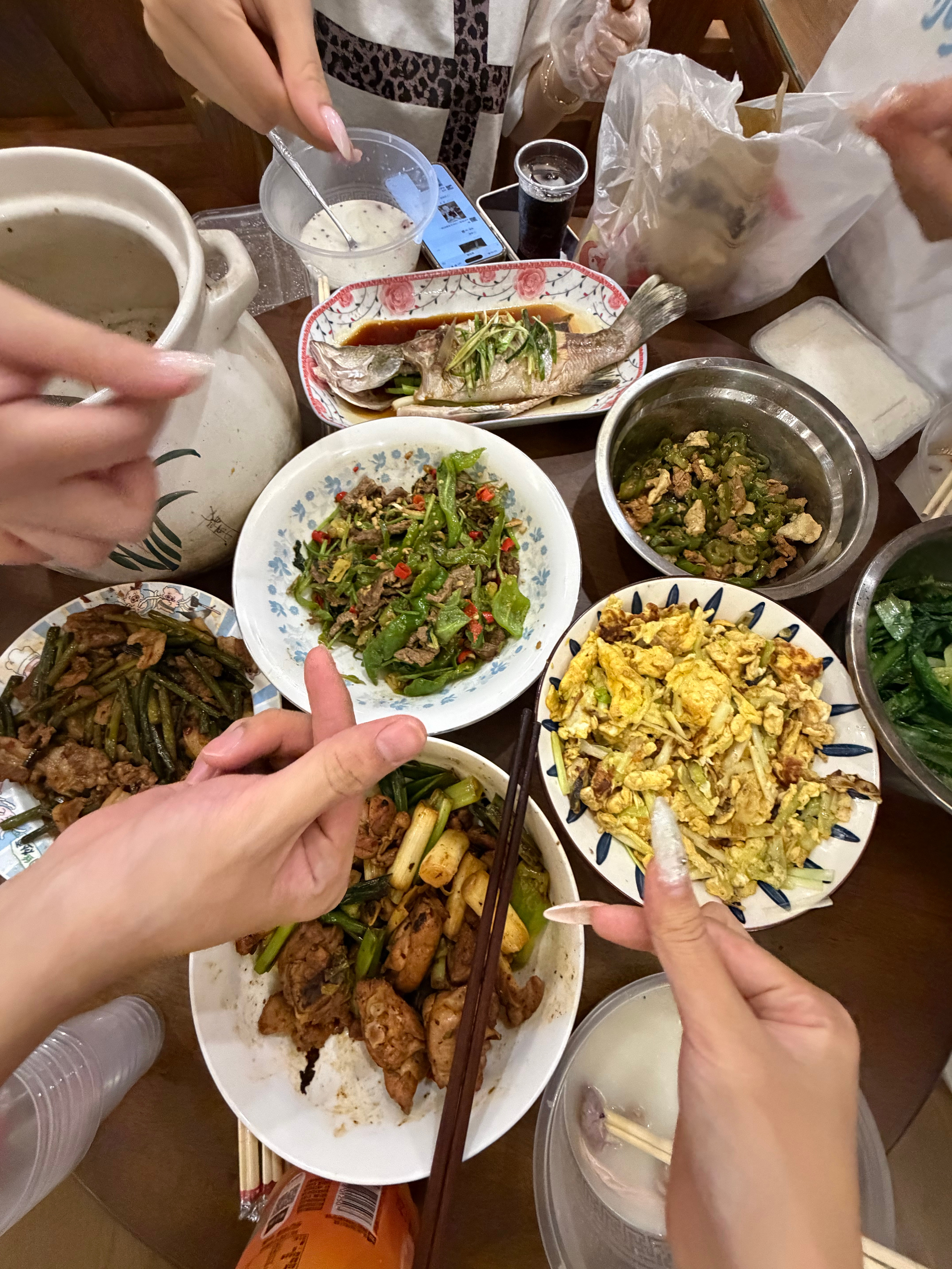 王浩明天就不在珠海了。他要去东莞了。今天亲自下厨给我们做散伙饭。其实也不是散伙！