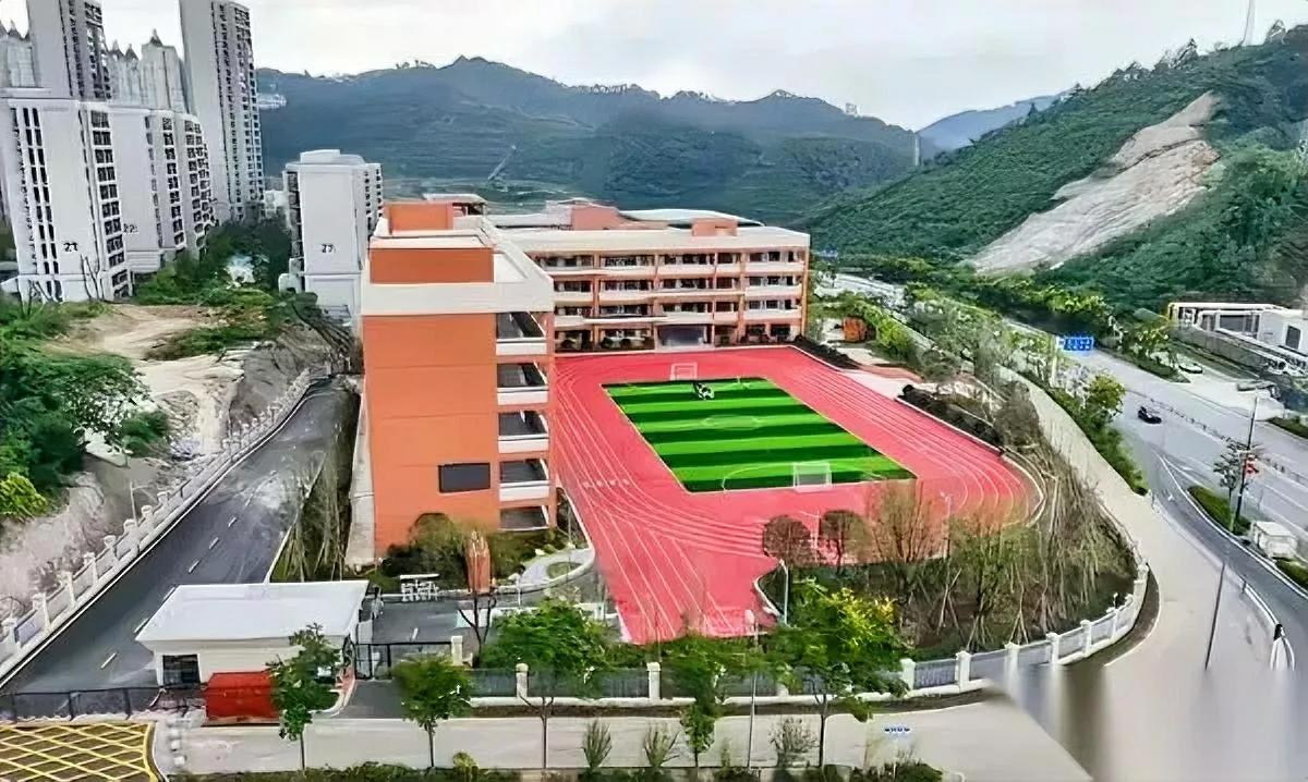 十堰那件事刷爆屏。

我和老婆对视三秒，拍板：车钥匙从此归娃！以前心疼油钱，现在