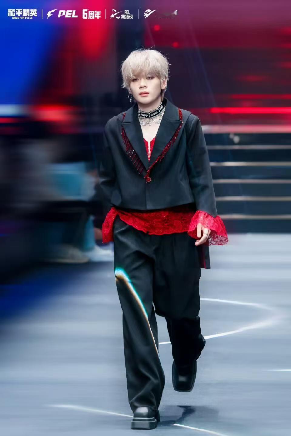 PEL集结夜权威穿搭大赏一秒穿越PEL魔法秀场PEL集结夜的穿搭大赏太有料了！电