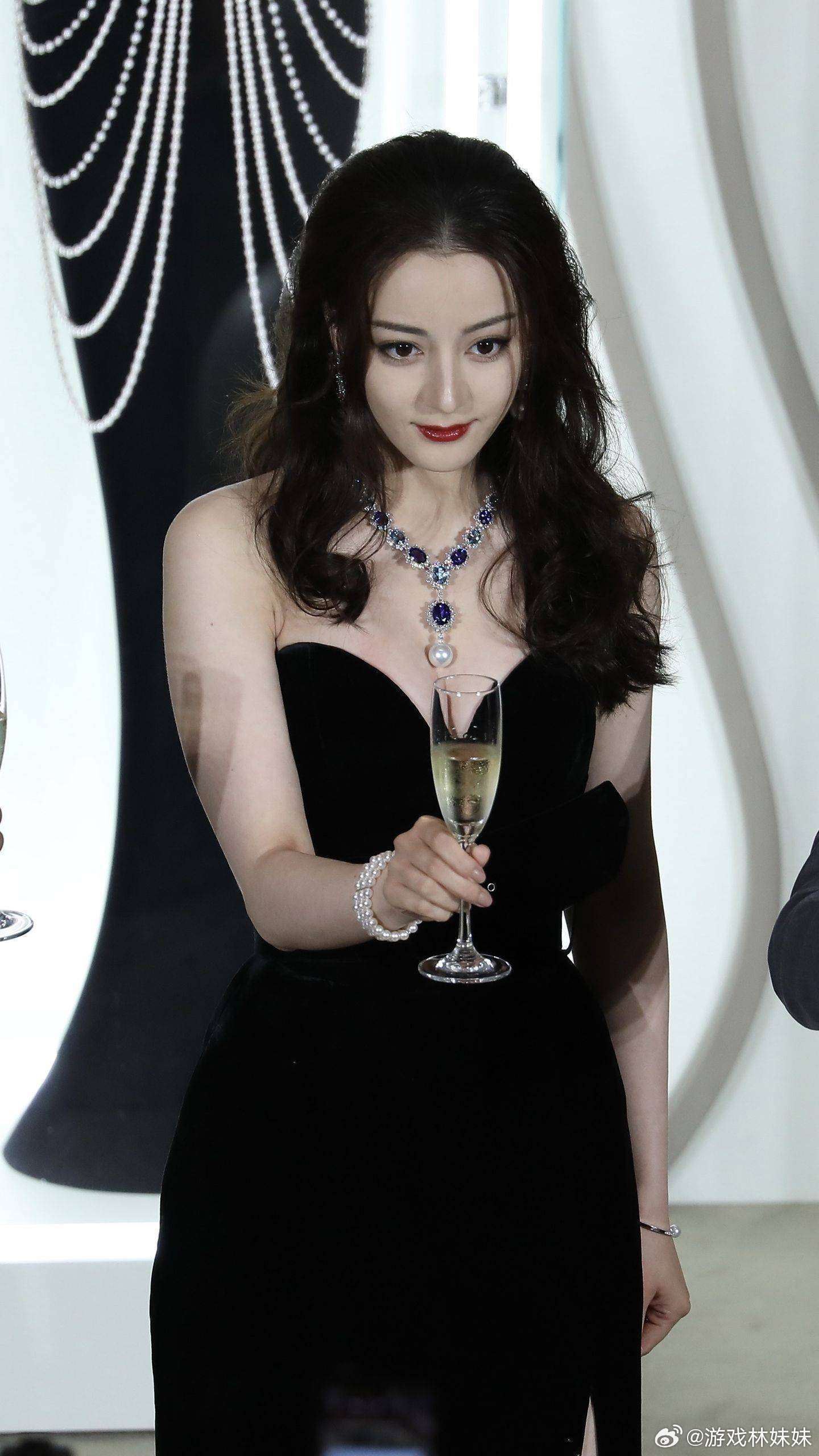 迪丽热巴曾正面回应隐婚传闻面对外界流传已久的隐婚相关传言，迪丽热巴大方出面正面回
