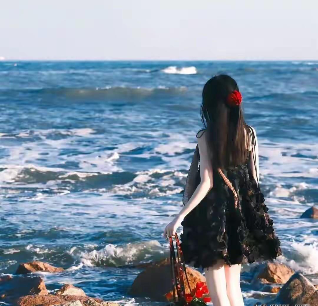 饭局排到下个月，闺蜜群秒回，这种“热闹”看着体面，其实最容易把日子过成展览。
