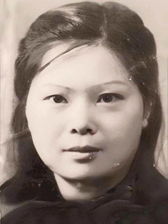 1929年，老蒋不惜悬赏3万大洋通缉陈独秀。陈独秀隐姓埋名，东躲西藏...