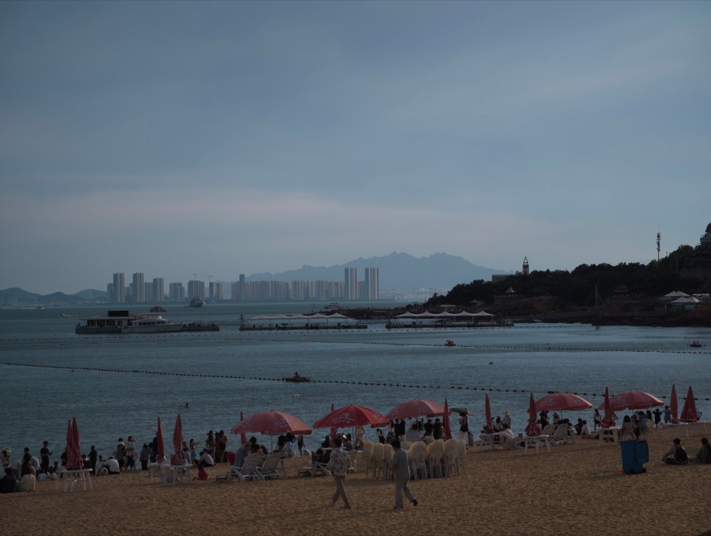 介绍一下，对面就是青岛著名的维多利亚湾楼盘