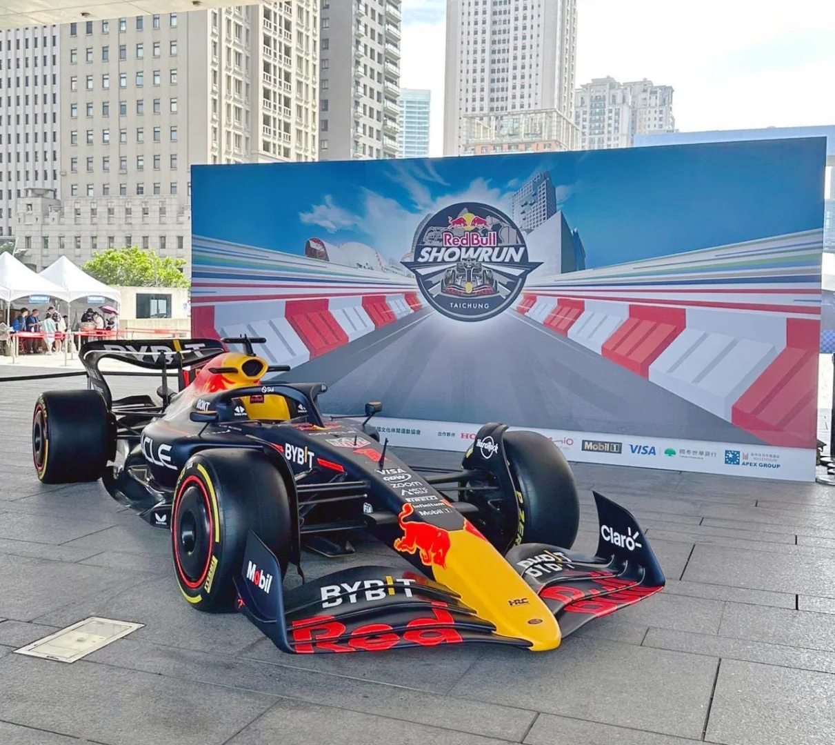 一场在台湾路边摊的F1飙车活动