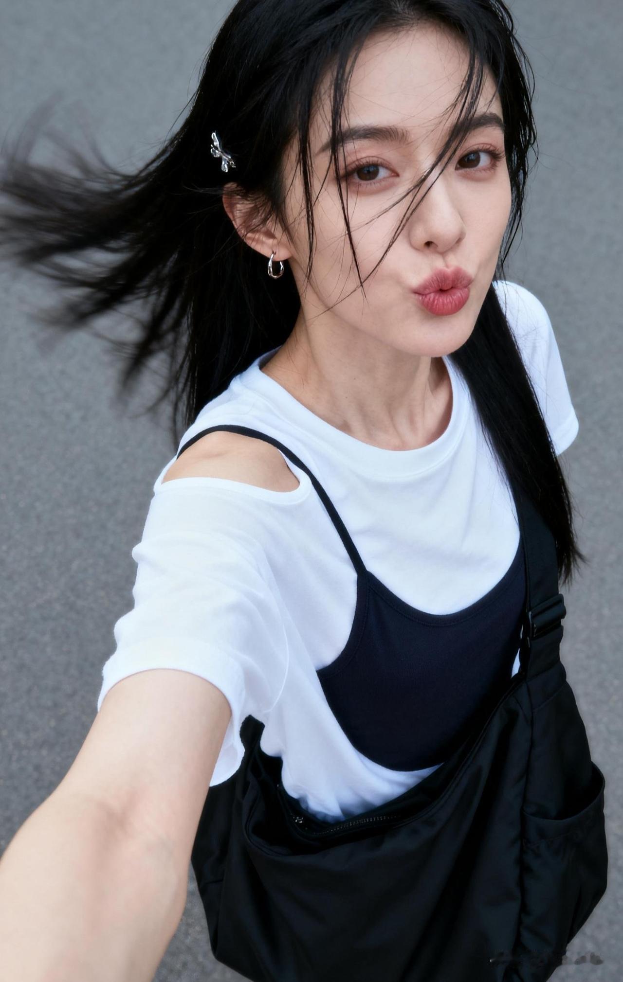 元气少女街头自拍，黑白穿搭超有范儿！📸💕