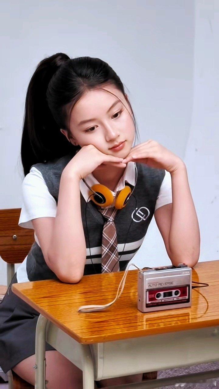 惊艳出圈的街拍故事迎来温柔回应，愿赵钰琪七七不负期待，奔赴属于自己的星光赵钰琪七