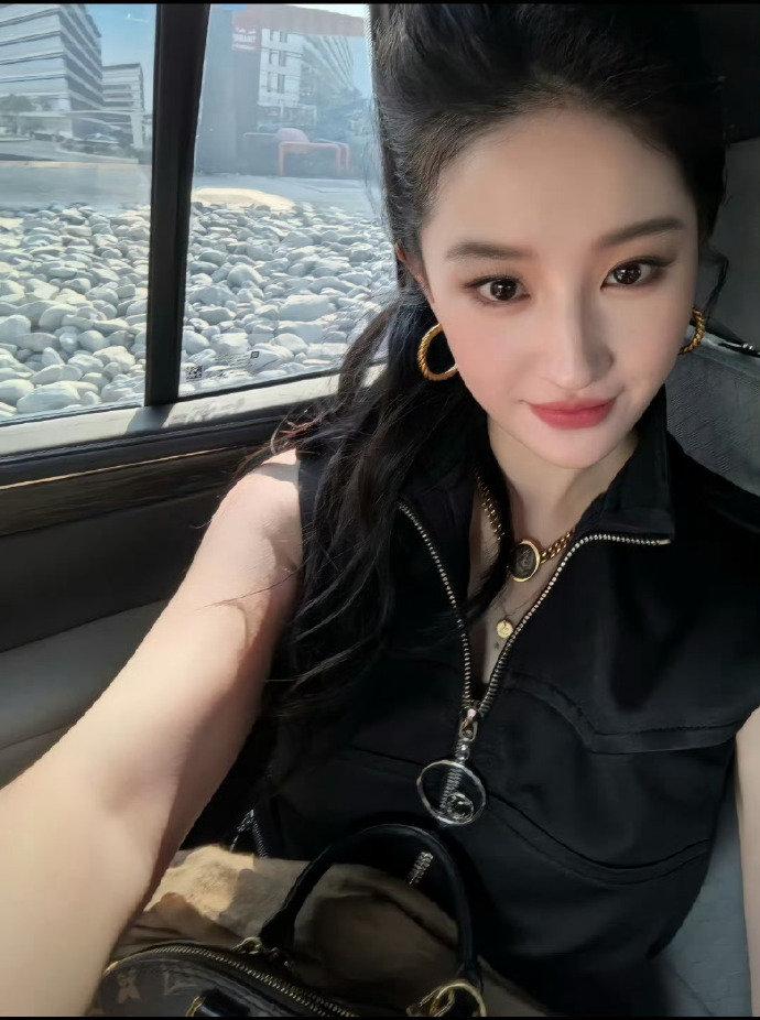 刘亦菲一直都很瘦吧，看她在阿布扎比观赛F1现场的生图，真的太美了，自拍也超级美，